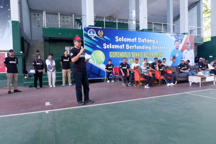 Kepala kejaksaan Tinggi (Kajati) Gorontalo, Purwanto Joko Irianto, saat membuka Adhyaksa Tennis Tournament, Sabtu (18-5-2024)..