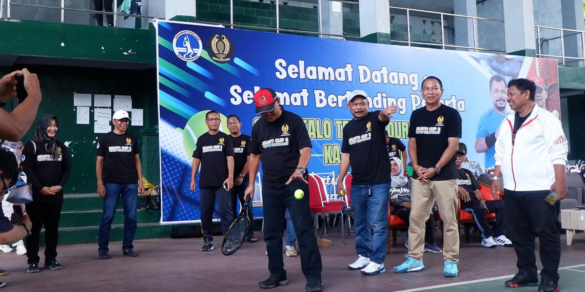 Kepala kejaksaan Tinggi (Kajati) Gorontalo, Purwanto Joko Irianto, saat melakukan pemukulan bola pertama tanda dimulainya turnamen Adhyaksa Tennis Tournament, yang digelar di Lapangan Tenis UNG, Sabtu (18-5-2024). Foto : Lukman/mimoza.tv.