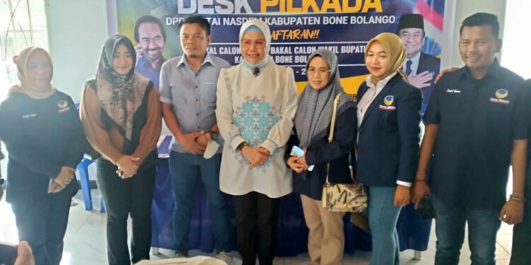Rakhmatiyah Deu (dua dari kiri), saat mendampingi Merlan Uloli mendaftarkan diri sebagai Bakal Calon Bupati, di Kantor DPD Partai Nasdem Bone Bolango, Rabu (1/5/2024). Foto : Lukman/mimoza.tv.