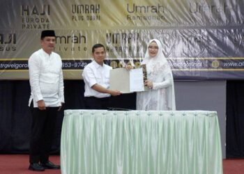 Kabid Haji dan Umroh, Kantor Wilayah Kementerian Agama Provinsi Gorontalo, Mahmud Bobihu, (pakai kopiah), menyaksikan penandatanganan dan serah terima akta dari Direktur Utama PT. Albis Nusa Wisata, H. M. Roni Karmani, kepada Pimpinan Albis Cabang Gorontalo, Dr. Ha. Julie Abdullah, Sabtu (25-5-2024). Foto : Lukman/mimoza.tv.