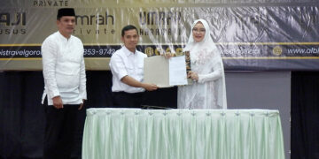 Kabid Haji dan Umroh, Kantor Wilayah Kementerian Agama Provinsi Gorontalo, Mahmud Bobihu, (pakai kopiah), menyaksikan penandatanganan dan serah terima akta dari Direktur Utama PT. Albis Nusa Wisata, H. M. Roni Karmani, kepada Pimpinan Albis Cabang Gorontalo, Dr. Ha. Julie Abdullah, Sabtu (25-5-2024). Foto : Lukman/mimoza.tv.