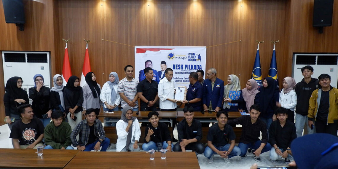 Di kawal puluhan aktivis anti korupsi, Prof. Rustam Akili mendatangi Kantor DPD Partai Nasdem Provinsi Gorontalo, untuk mendaftarkan diri sebagai bakal calon wakil gubernur, Senin (6/5/2024). Foto : Lukman/mimoza.tv.