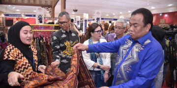 Wakil Ketua DPR RI Bidang Korinbang, Rachmat Gobel, saat meninjau pameran kain tradisional Indonesia Adikarya Wastra Nusantara 2024 di Jakarta, Rabu (15-5-2024). Foto : Stafsus Wakil Ketua DPR RI Bid. Korinbang.