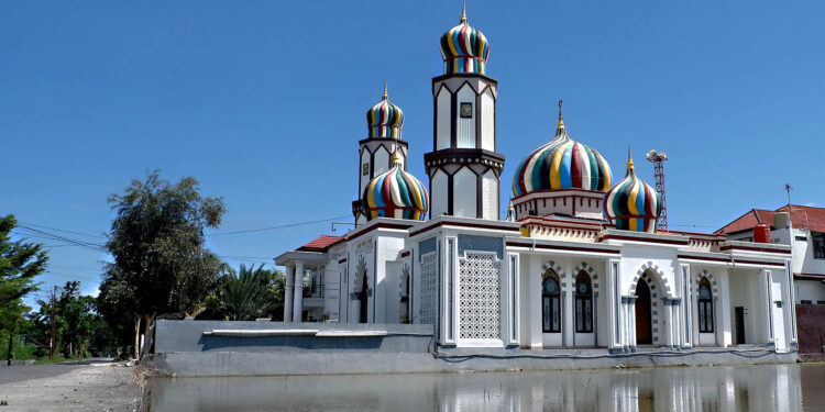 Gorontalo, sebuah provinsi yang terletak di pulau Sulawesi, Indonesia, mempunyai ribuan bangunan masjid yang tersebar di kabupaten dan kota. Provinsi yang kaya akan budaya dan sejarah ini memiliki lebih dari 2000 masjid yang tersebar di berbagai penjuru wilayahnya.

Sejak zaman dahulu, masyarakat Gorontalo dikenal sangat religius dan memegang teguh ajaran Islam. Hal ini tercermin dari banyaknya masjid yang dibangun, mulai dari masjid-masjid bersejarah yang telah berdiri selama ratusan tahun hingga masjid-masjid modern dengan arsitektur yang megah dan fasilitas yang lengkap. Masjid-masjid ini tidak hanya berfungsi sebagai tempat ibadah, tetapi juga sebagai pusat kegiatan sosial dan pendidikan bagi masyarakat setempat. Foto : Lukman Polimengo.