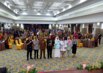 Foto bersama kegiatan Bedah Buku Panduan UMKM Go Global, yang digelar di Ballroom Saronde KPwBI Gorontalo, Selasa (4-6-2024). Foto : Lukman Polimengo/mimoza tv.