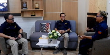 Kepala Kantor Wilayah DJPb Provinsi Gorontalo, Adnan Wimbyarto (tengah), bersama Kepala Bidang Pembinaan Pelaksanaan Anggaran  II, Muh. Fahmi Wijaya, saat dialog dengan awak media. Foto : mimoza.tv.
