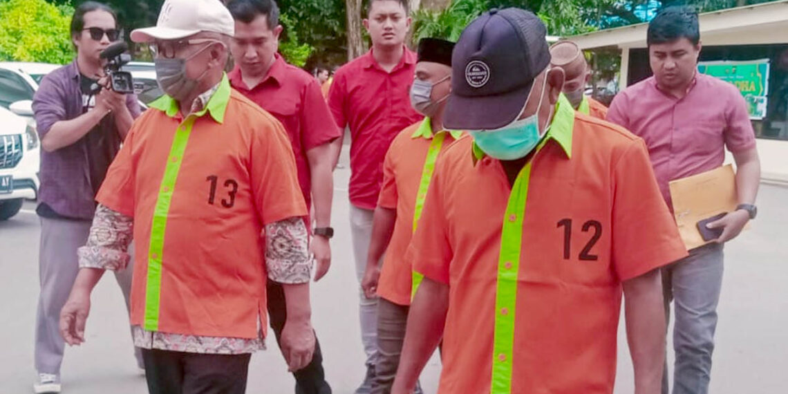 Mantan Bupati Boalemo berinisial DM alias Darwis (kemeja oranye nomor 13) bersama para tersangka lain dalam dalam kasus dugaan korupsi proyek Jalan Usaha Tani (JUT) Dinas pertanian Kabupaten Boalemo Tahun Anggaran 2019.