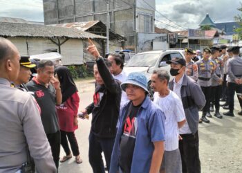 Warga di Kelurahan Tanggidaa, Kota Gorontalo yang terkena dampak proyek Kanal Banjir Tanggidaa kembali melakukan unjuk rasa di ruas Jalan HOS. Tjokroaminoto, Senin (3-6-2024). Dalam aksi itu, warga memprotes kendaraan jenis truk container yang melintas di jalan tersebut. Foto : Lukman