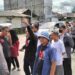 Warga di Kelurahan Tanggidaa, Kota Gorontalo yang terkena dampak proyek Kanal Banjir Tanggidaa kembali melakukan unjuk rasa di ruas Jalan HOS. Tjokroaminoto, Senin (3-6-2024). Dalam aksi itu, warga memprotes kendaraan jenis truk container yang melintas di jalan tersebut. Foto : Lukman