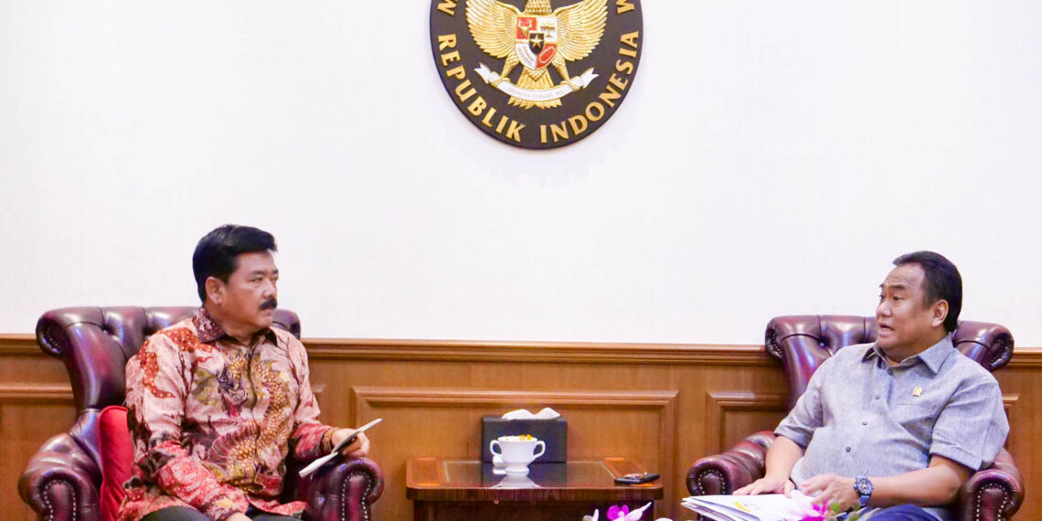 Wakil Ketua DPR RI Bidang Korinbang, Rachmat Gobel, melakukan kunjungan ke Menko Polhukam Hadi Tjahjanto guna membahas pemberian gelar pahlawan nasional untuk HB Jassin, Selasa (25-6-2024).