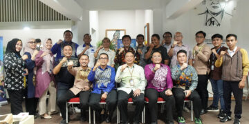 Foto bersama dalam acara kegiatan Ngopi Bareng Insan Media (PIRAMIDA), yang digelar di Roof Top Lt.5, Kantor Perwakilan Bank Indonesia Provinsi Gorontalo, Selasa (25-6-2024). Foto : Dokumentasi KPwBI Gorontalo.