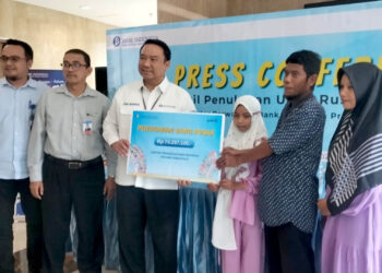 Kepala Perwakilan Bank Indonesia Provinsi Gorontalo, Dian Nugraha (tengah),didampingi Deputi, Taufik Hidayat (kemeja abu-abu),  menyerahkan uang scara simbolis kepada SonFoto : Lukman/mimoza.tv.