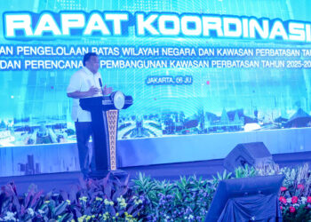 Ketua Tim Pengawas Pembangunan Daerah Perbatasan DPR RI, Rachmat Gobel, saat memberikan sambutan dalam kegiatan Rapat Koordinasi Pengendalian Pengelolaan Batas Wilayah Negara dan Kawasan Perbatasan Tahun 2020-2024 dan Perencanaan Pembangunan Kawasan Perbatasan Tahun 2025-2029, yang berlangsung di Jakarta, Kamis, 6 Juni 2024. Foto : Dokumentasi Stafsus Wakil Ketua DPR RI Bid. Korinbang.