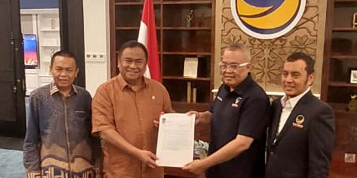 Penyerahan surat rekomendasi dari DPP Partai Nasdem kepada dr. Charles Budi Doku (CBD) sebagai Calon Wali Kota Gorontalo untuk Pilwako bulan November nanti.