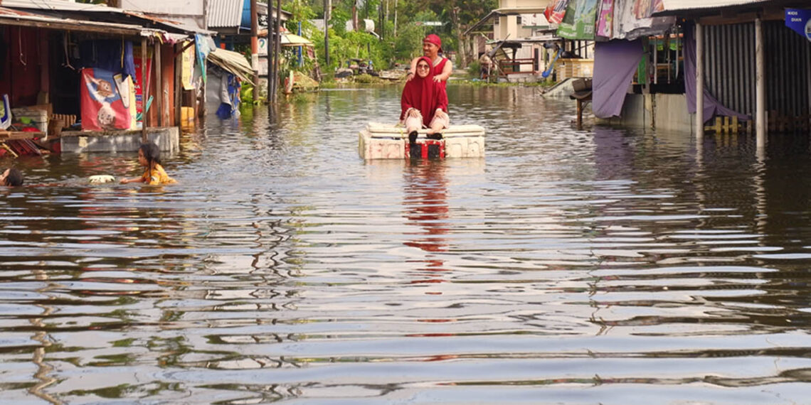 Hingga hari ke lima, banjir masih menggenangi sejumlah wilayah di Kabupaten Gorontalo. Foto Lukman/mimoza.tv.