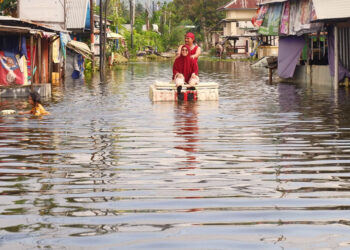 Hingga hari ke lima, banjir masih menggenangi sejumlah wilayah di Kabupaten Gorontalo. Foto Lukman/mimoza.tv.