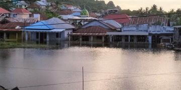 Sudah lebih dari sepekan, puluhan rumah warga di Kelurahan Lekobalo, Kecamatan Kota Barat, Kota Gorontalo masih direndam air banjir yang merupakan luapan dari DanauLlimboto. Foto : Lukman/mimoza.tv.