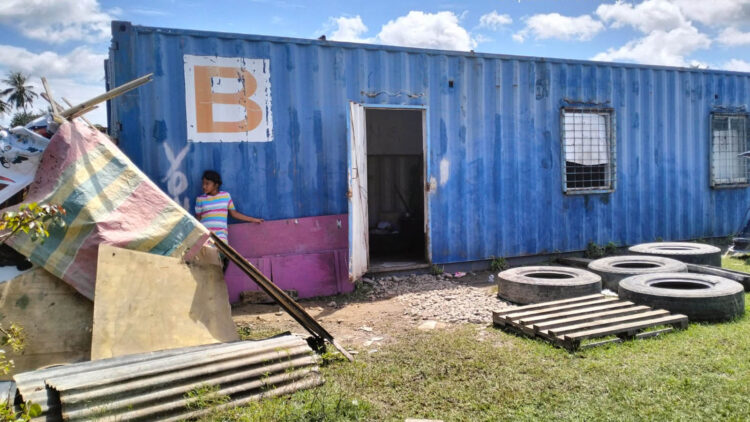 Sebuah kontainer yang jadi tempat tinggal Hadijah Kadir, warga Desa Tanah Putih, Kecamatan Botupingge, Kabupaten Bone Bolango yang terdampak banjir. Foto : Lukman/mimoza.tv.