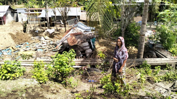 Kondisi rumah milik Hadijah Kadir pasca diterjang banjir beberapa waktu lalu. Foto : Lukman/mimoza.tv.