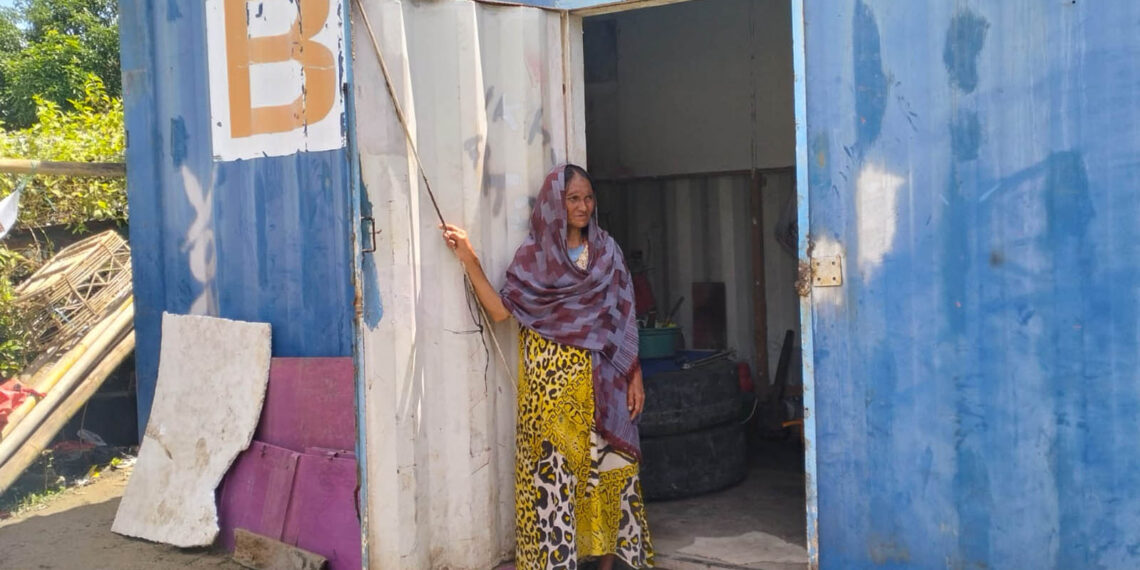 Hadijah Kadir, salah satu warga yang bedomisili di Desa Tanah Putih, Kecamatan Botupingge, Kabupaten Bone Bolango, yang merupakan korban banjir. Saat ini Ia dan empat orang anak  menumpang tinggal di sebuah kontainer. Foto : Lukman/mimoza.tv.