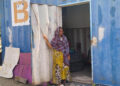 Hadijah Kadir, salah satu warga yang bedomisili di Desa Tanah Putih, Kecamatan Botupingge, Kabupaten Bone Bolango, yang merupakan korban banjir. Saat ini Ia dan empat orang anak  menumpang tinggal di sebuah kontainer. Foto : Lukman/mimoza.tv.