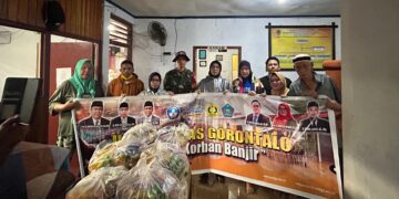 Untuk meringankan beban masyarakat yang terdampak banjir, Universitas Gorontalo membagikan ratusan paket sembako ke sejumlah wilayah di Gorontalo, Ahad (7-7-2024).