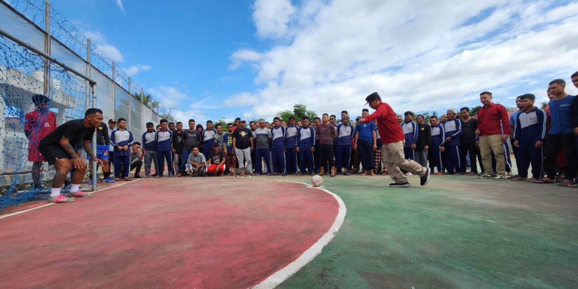 Kalapas Pohuwato, Irman Jaya, saat melakukan tendangan pertama tanda dibukannya Pekan Olahraga Antar Warga Binaan, Kamis,(25-7-2024). Foto : Humas Lapas Pohuwato.