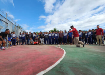 Kalapas Pohuwato, Irman Jaya, saat melakukan tendangan pertama tanda dibukannya Pekan Olahraga Antar Warga Binaan, Kamis,(25-7-2024). Foto : Humas Lapas Pohuwato.