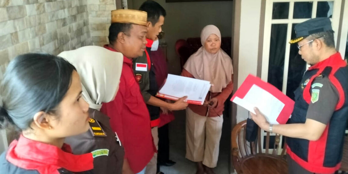 Tim Satuan Khusus Pemberantasan Korupsi Kejaksaan Tinggi (Kejati) Gorontalo melakukan penggeledahan di rumah milik Antum Abdulah, yang berada di Kelurahan Liluwo, Kecamatan Kota Tengah, Kota Gorontalo, Kamis (18-7-2024). Penggeledahan itu terkait dengan kasus dugaan suap Proyek Peningkatan Jalan Pandjaitan, Kota Gorontalo. Foto : Lukman/mimoza.tv.