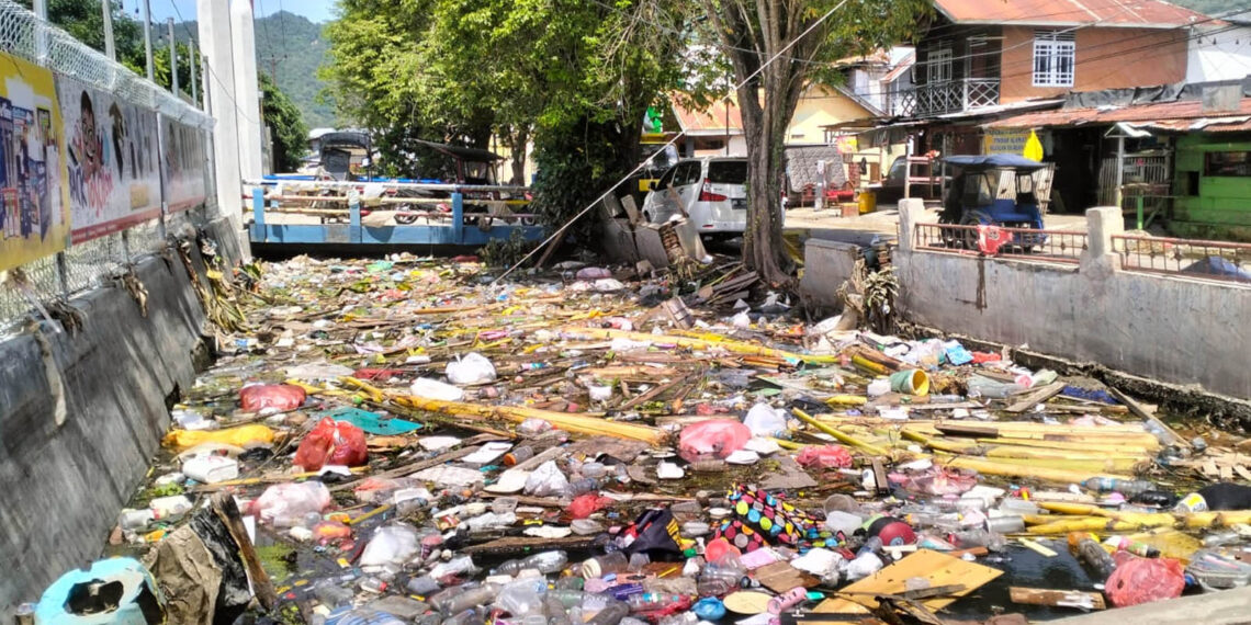 Tumpukan sampah yang menutup aliran sungai yang ada di Jalan Panigoro, Kelurahan Biawao, Kecamatan Kota Selatan, Kota Gorontalo. Foto : Lukman/mimoza.tv.