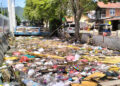 Tumpukan sampah yang menutup aliran sungai yang ada di Jalan Panigoro, Kelurahan Biawao, Kecamatan Kota Selatan, Kota Gorontalo. Foto : Lukman/mimoza.tv.