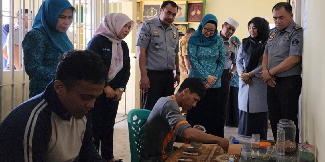 Bengkel Kerja Karya Narapidana Lapas Pohuwato (Kayna Lapato) mendapat kunjungan dari ketua Dewan Kerajinan Nasional Daerah (Dekranasda) Provinsi Gorontalo, Djoewiati Kentjana Soebrata, Selasa(13-8-2024).Foto : Dokumentasi Lapas Pohuwato.