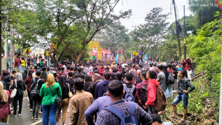 Ratusan mahasiswa memadati pintu gerbang Kantor DPRD Provinsi Gorontalo. Foto : Lukman Polimengo/mimoza.tv.