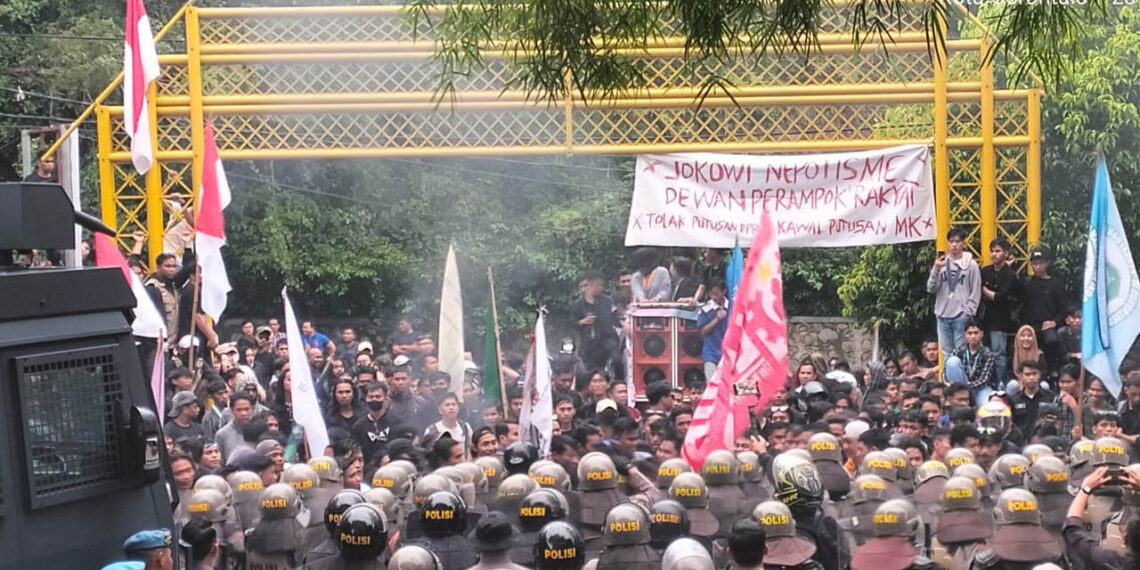 Aksi demo ratusan mahasiswa di depan Kantor DPRD Provinsi Gorontalo, Jumat (23-8-2024). Foto : Lukman Polimengo/mimoza.tv.