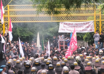 Aksi demo ratusan mahasiswa di depan Kantor DPRD Provinsi Gorontalo, Jumat (23-8-2024). Foto : Lukman Polimengo/mimoza.tv.