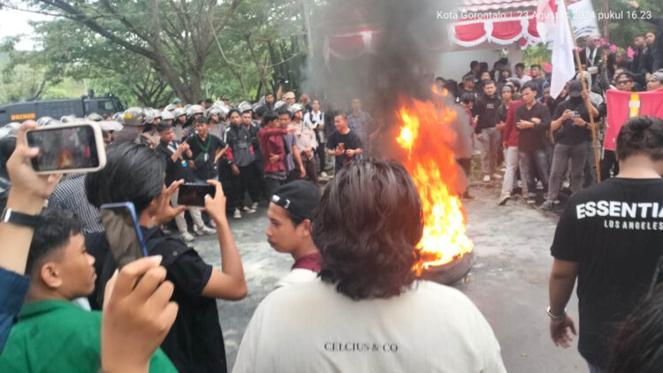 Aksi mahasiswa membakan ban di depan Kantor DPRD Provinsi Gorontalo, Jumat (23-8-2024).