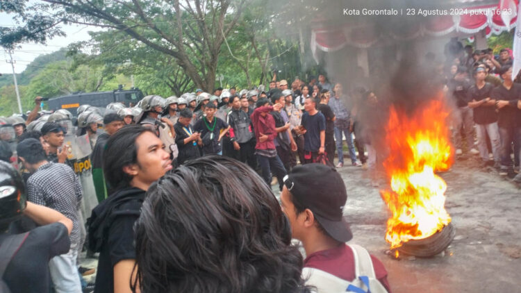 Selain orasi, mahasiswa juga membakar ban dalam aksi demo menolak RUU Pilkada yang berlangsung di Kantor DPRD Provinsi Gorontalo, Jumat (23-8-2024). Foto : Lukman Polimengo/mimoza.tv.