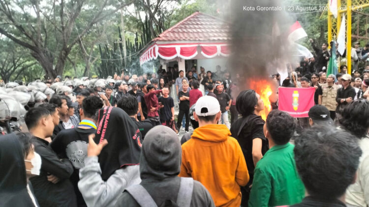 Aksi bakar ban dalam demo menolak RUU Pilkada yang berlangsung di depan Kantor DPRD Provinsi Gorontalo, Jumat (23-8-2024). Foto : Lukman Polimengo/mimoza.tv..