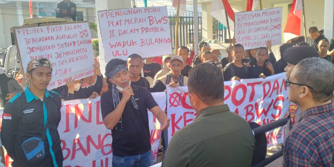 Puluhan massa yang tergabung dalam Aliansi Dewan Perlawanan Rakyat (DPR) menggelar unjuk rasa di depan kantor Kejaksaan Tinggi (Kejati) Gorontalo pada Jumat (8-8-2024). Foto : Lukman/mimoza.tv.