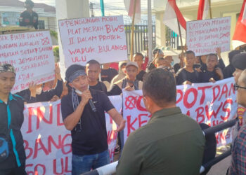 Puluhan massa yang tergabung dalam Aliansi Dewan Perlawanan Rakyat (DPR) menggelar unjuk rasa di depan kantor Kejaksaan Tinggi (Kejati) Gorontalo pada Jumat (8-8-2024). Foto : Lukman/mimoza.tv.