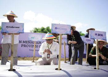 Badan Musyawarah Perbankan Daerah atau BMPD Provinsi Gorontalo bersinergi dengan Herbitren dan kelompok Tani Angkasa Jaya menggelar kegiatan Gerakan Tanam Cabai Provinsi Gorontalo, yang digelar di Desa Buhu, Kecamatan Telaga Jaya, Kabupaten Gorontalo, Rabu (21-8-2024).