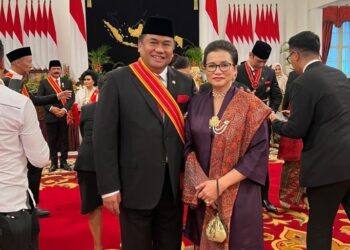 Wakil Ketua DPR RI Bidang Korinbang, Rachmat Gobel, menerima bintang penghargaan dari Presiden RI, berupa Bintang Mahaputra Adipradana .