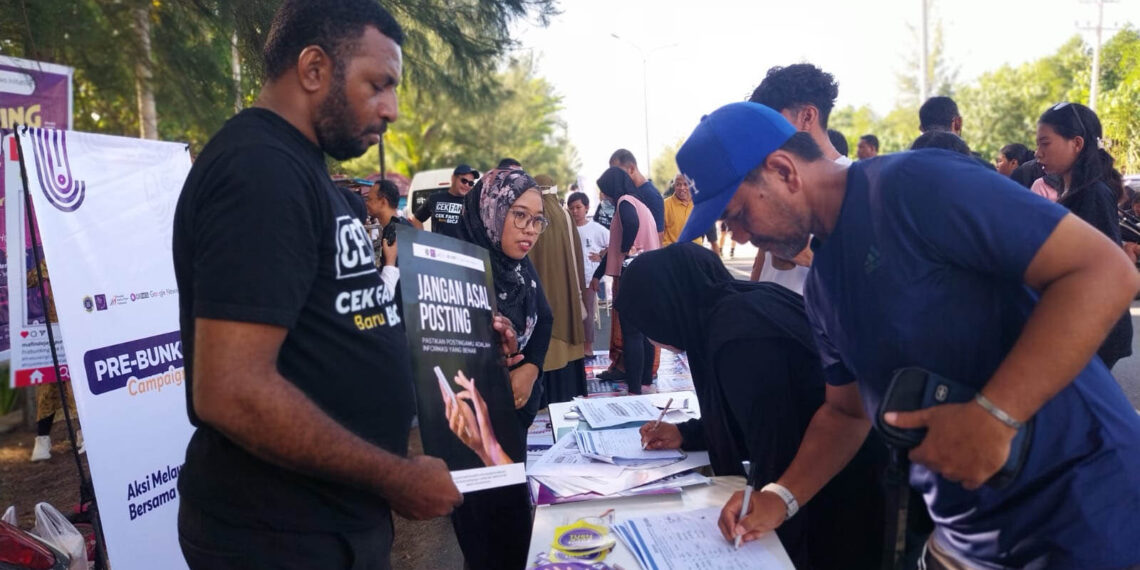 Masyarakat Anti Fitnah Indonesia (Mafindo) Wilayah Jayapura melaksanakan kampanye prebunking di are Car Free Day (CFD) Jembatan Merah Kota Jayapura yang melibatkan ratusan masyarakat Kota Jayapura, Sabtu (24-8-2024. Foto : Dokumentasi AMSI.