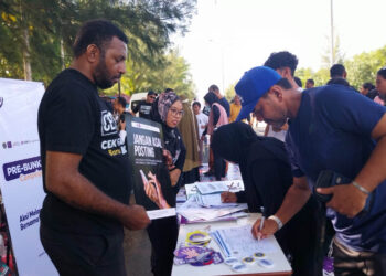 Masyarakat Anti Fitnah Indonesia (Mafindo) Wilayah Jayapura melaksanakan kampanye prebunking di are Car Free Day (CFD) Jembatan Merah Kota Jayapura yang melibatkan ratusan masyarakat Kota Jayapura, Sabtu (24-8-2024. Foto : Dokumentasi AMSI.