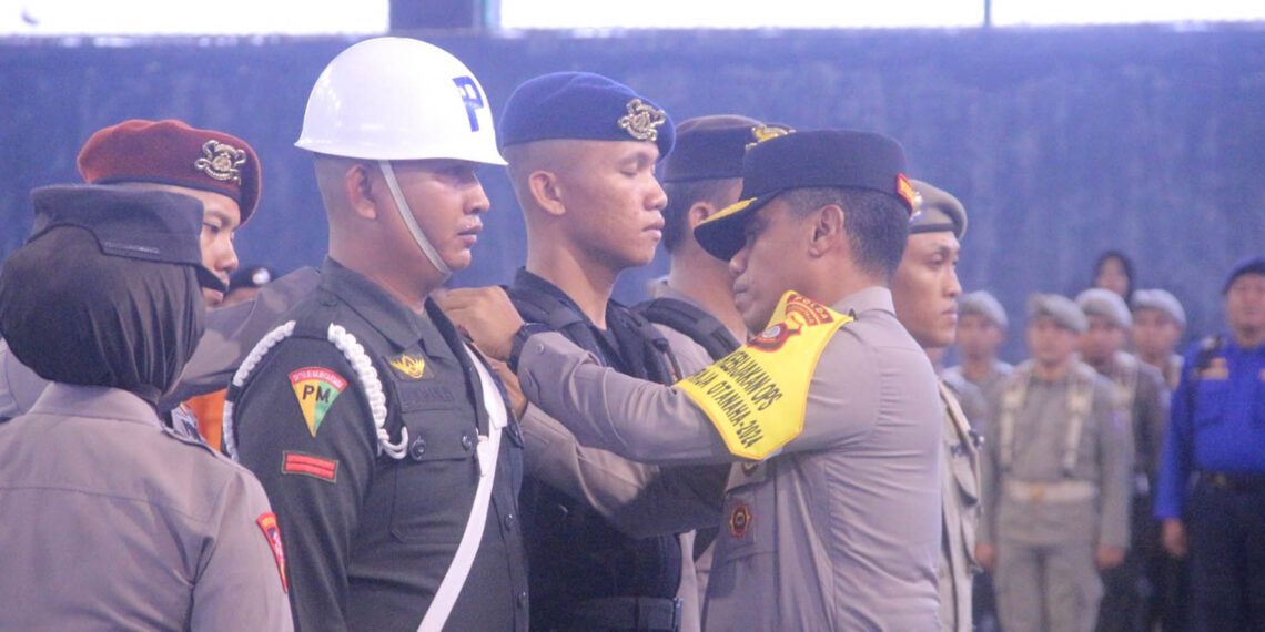 Wakil Kepala Kepolisian Daerah (Wakapolda) Gorontalo, Brigjen Pol. Simson Zet Ringu, saat menyematkan pita tanda dimulainya Operasi Mantap Praja Otanaha 2024. Foto : Dokumentasi Humas Polda Gorontalo.