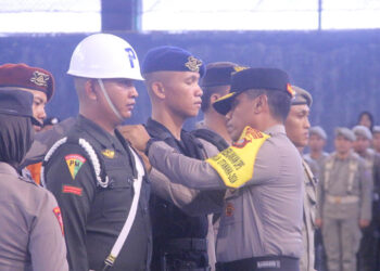 Wakil Kepala Kepolisian Daerah (Wakapolda) Gorontalo, Brigjen Pol. Simson Zet Ringu, saat menyematkan pita tanda dimulainya Operasi Mantap Praja Otanaha 2024. Foto : Dokumentasi Humas Polda Gorontalo.