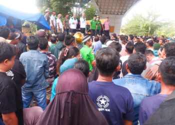 Pendukung dan simpatisan Syam T Ase - Sohidin (SYAH) padati kompleks Tower Pakaya (eks Menara Keagungan Limboto). Rabu (28/08/2024). Kedatangan massa pendukung tersebut turut mengawal pendaftaran Bakal calon Bupati dan Wakil Bupati kabupaten Gorontalo, Syam T Ase - Sohidin di kanto KPU. Foto: Lukman/mimoza.tv.