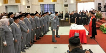 Prosesi pelantikan 30 Anggota DPRD Kota Gorontalo Periode 2024-2029, Senin (12-8-2024). Ke 30 Aleg terpilih itu dilantik oleh Kepala Pengadilan Negeri Gorontalo, Achmad Peten Sili. Foto : Lukman/mimoza.tv.