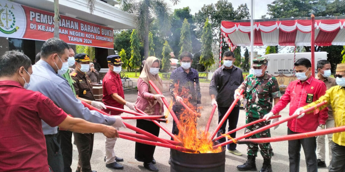 Kejaksaan Negeri (Kejari) Kota Gorontalo memusnahkan ribuan obat-obatan hasil tindak pidana, yang digelar di halaman Kantor Kejari Kota Gorontalo, Kamis (8-82024). Foto : Lukman/Lukman Polimengo.