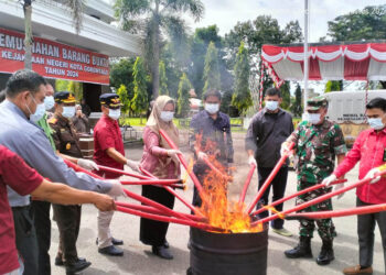 Kejaksaan Negeri (Kejari) Kota Gorontalo memusnahkan ribuan obat-obatan hasil tindak pidana, yang digelar di halaman Kantor Kejari Kota Gorontalo, Kamis (8-82024). Foto : Lukman/Lukman Polimengo.